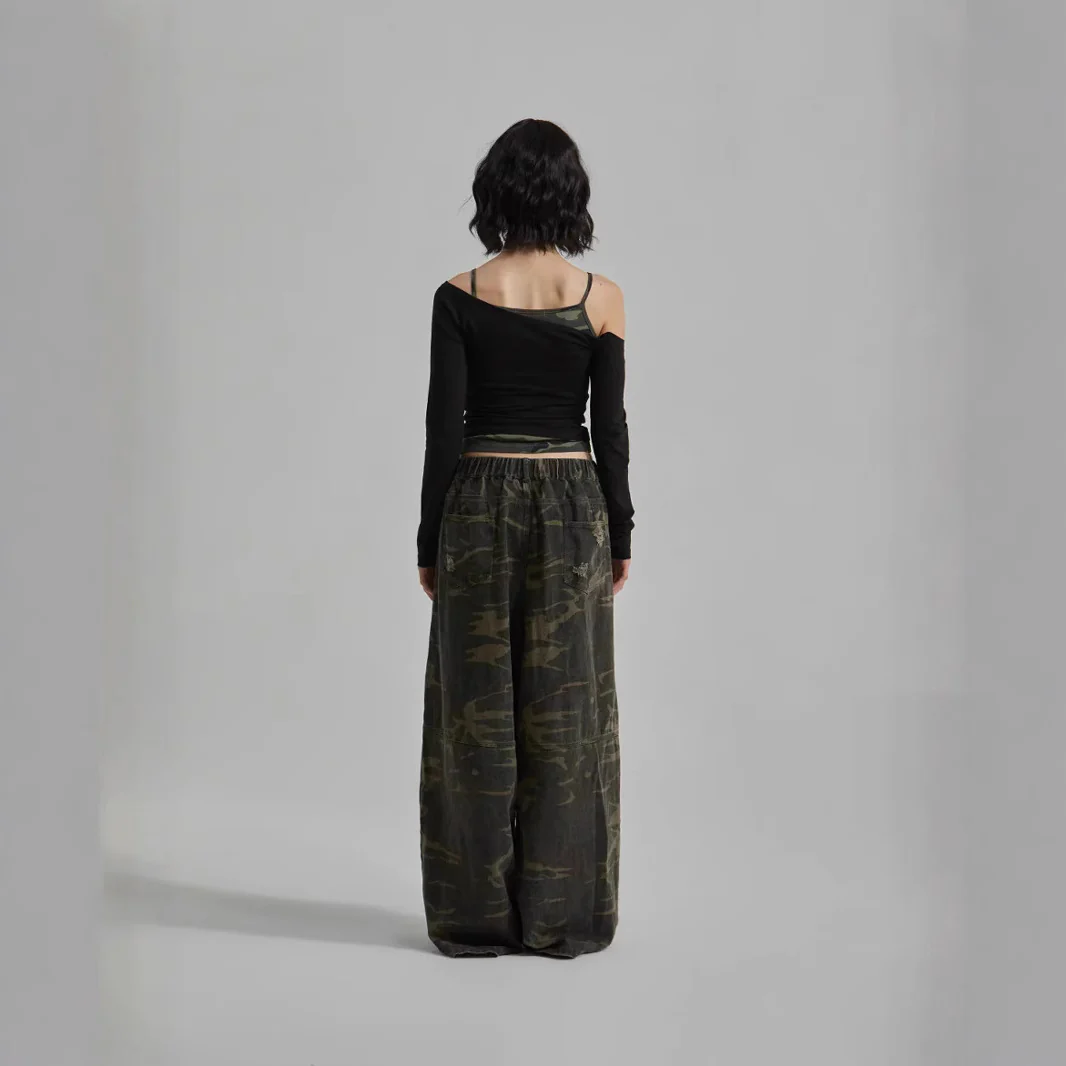 Damen Crop-Top mit asymmetrischem Design und künstlerischem Print WOLFF - Image 4