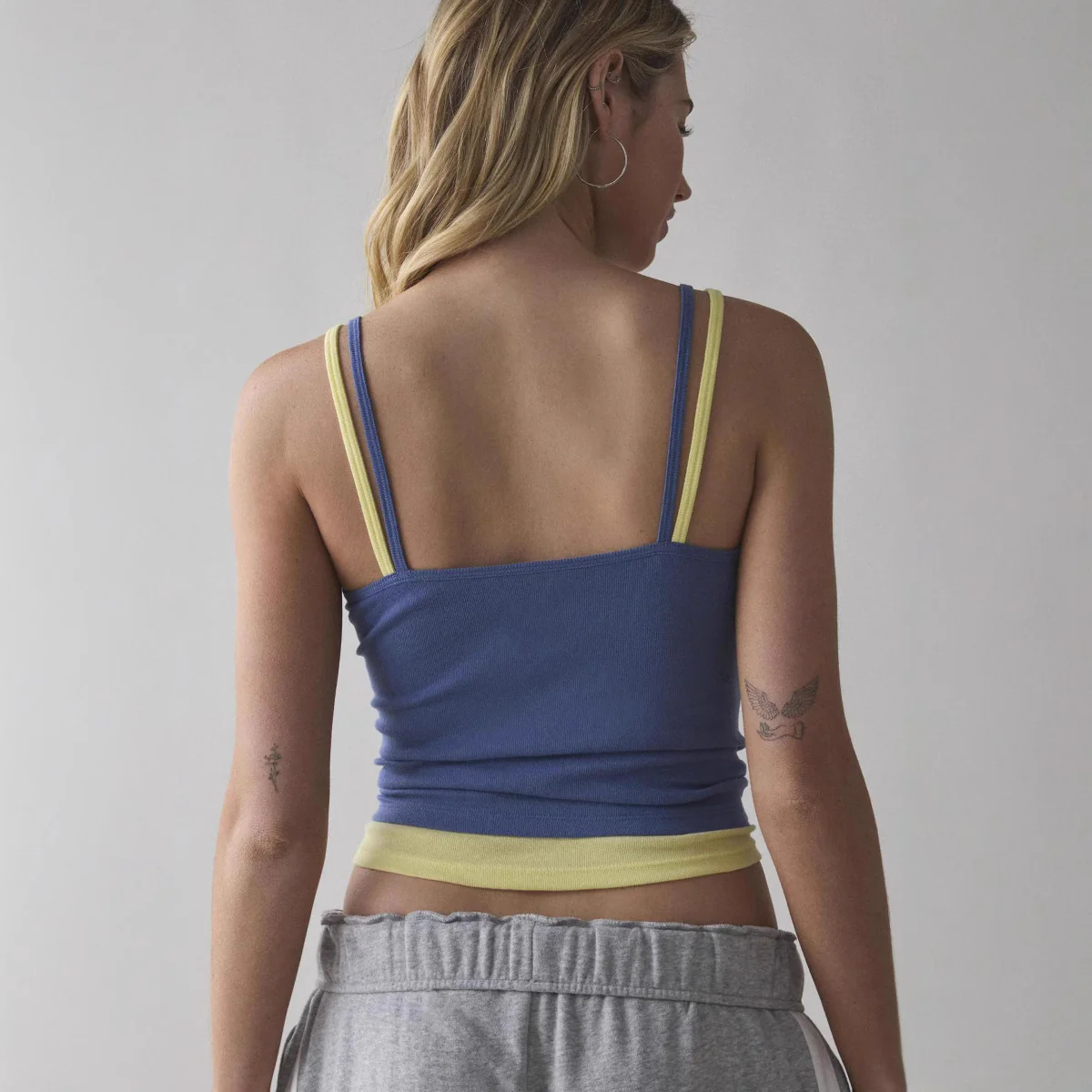 Damen Crop-Top mit sportlichem Schriftzug und innovativem Zweilagen-Design WOLFF - Image 3