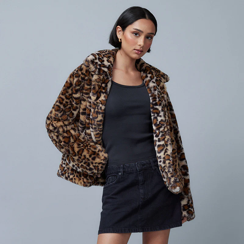Damen Plüschjacke im tierischen Print mit durchgehendem Knopfverschluss WOLFF - Image 3