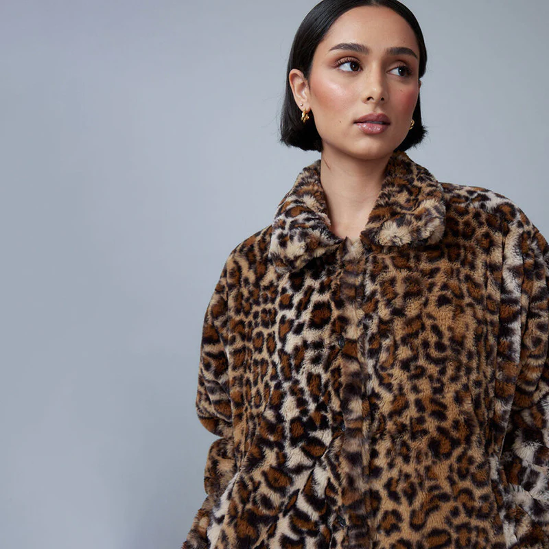 Damen Plüschjacke im tierischen Print mit durchgehendem Knopfverschluss WOLFF - Image 4