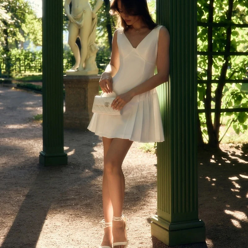 Damen sportives Kleid mit fließendem Rock und tiefem V-Ausschnitt WOLFF - Image 4